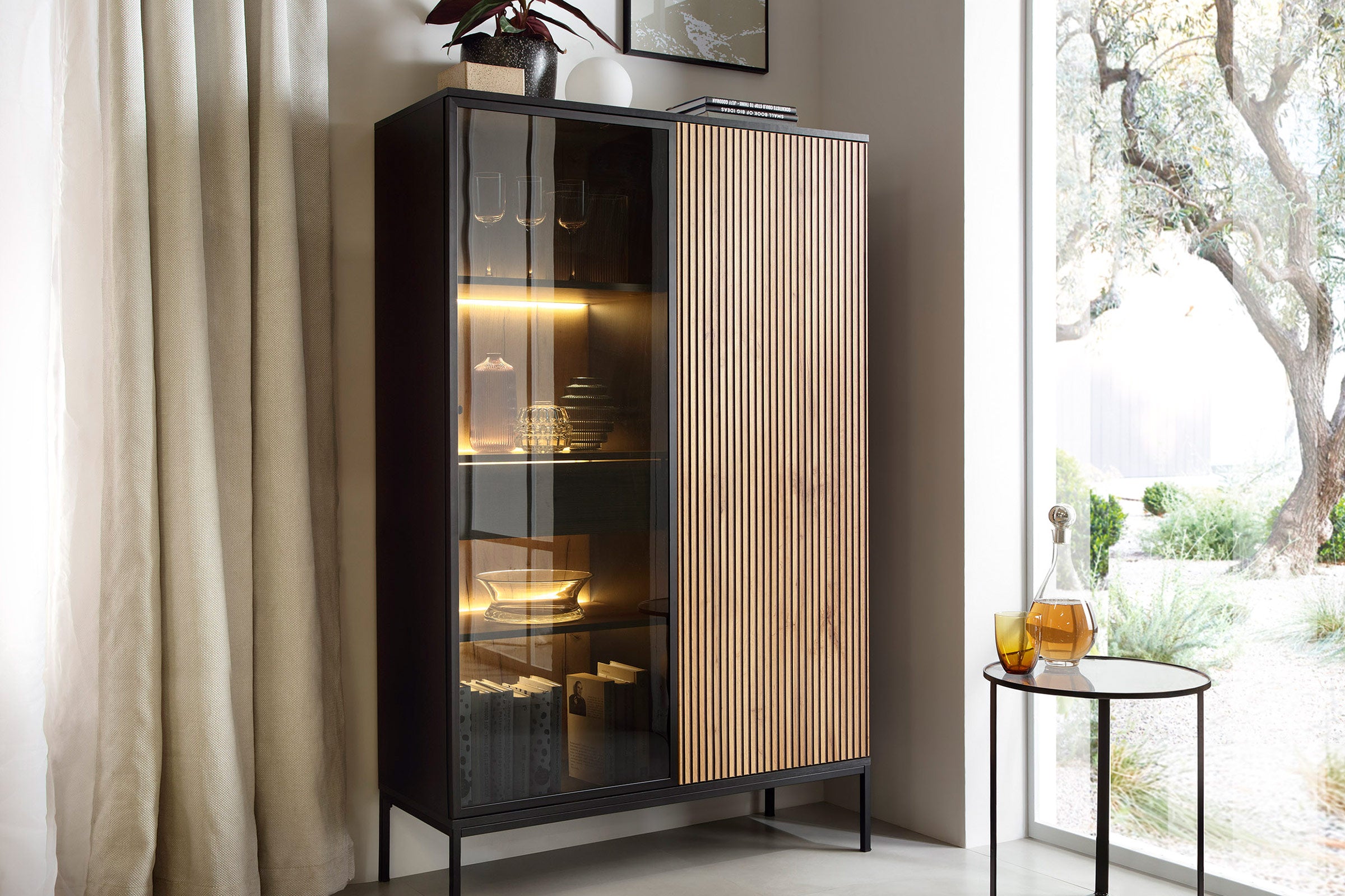 sento-vitrine-stor-sort-1.jpg